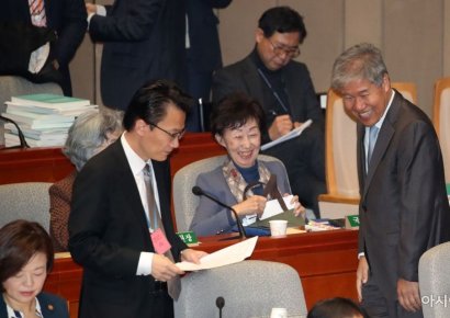 [포토] 국회 예결위 출석한 김수현 실장