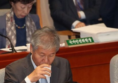 [포토] 물 마시는 김수현 정책실장