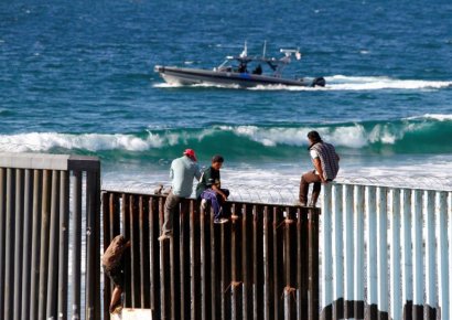 중미 출신 이민자행렬, 속속 美 문턱 도착…매티스 국경 시찰