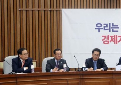 [한국갤럽 조사]한국당 지지율 17%…朴탄핵정국 이후 최고치