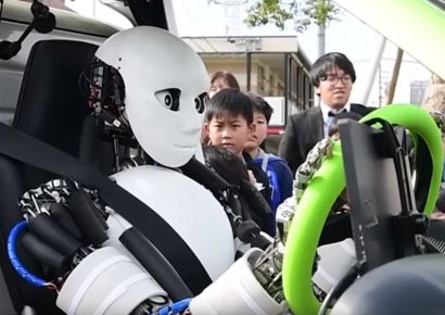 인간형 로봇, 자동차를 운전하다