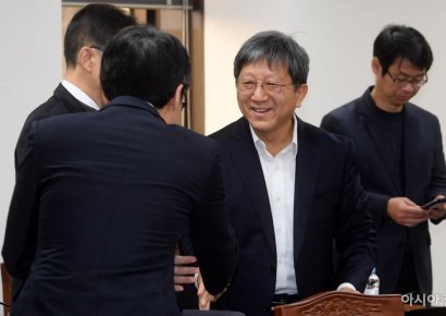 [포토] 참석자들과 인사하는 김유선 금융산업위원장