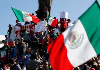美접경 멕시코 티후아나 시민들, 이민자 행렬에 "나가라"