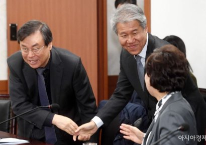 [포토] 참석자들과 인사하는 김수현 정책실장