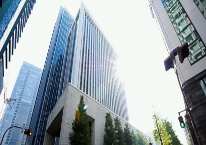 "임금삭감 없는 정년 65세…신입도 초봉 올려줄게" 특단 대책 내놓은 日 은행