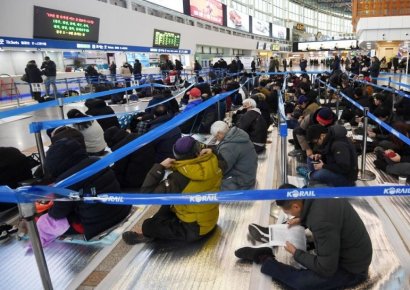 [포토] 설 승차권 예매 기다리는 시민들