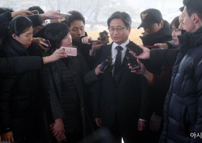 [포토] 취재진 질문 받는 김명수 대법원장
