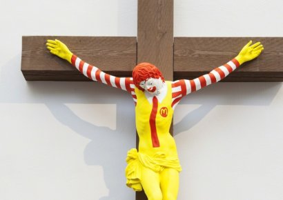 십자가에 못 박힌 ‘맥도날드’…신성모독 논란 휩싸여 