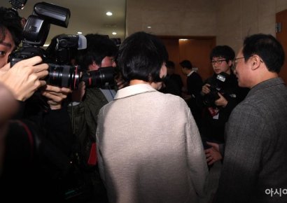 [포토] 정론관 나서는 손혜원-홍영표