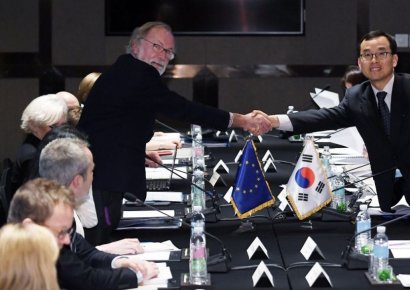 [포토] 악수하는 한국과 EU