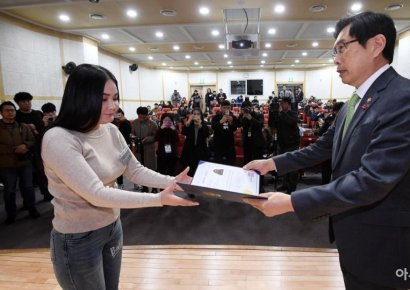 [포토] 대한민국 귀화증서 수여하는 박상기 장관