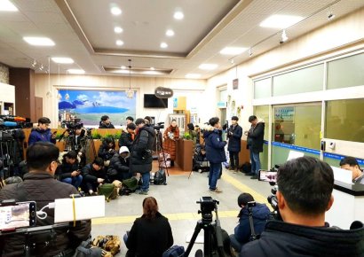 '폭행 의혹' 손석희 대표, '19시간째' 밤샘 경찰 조사