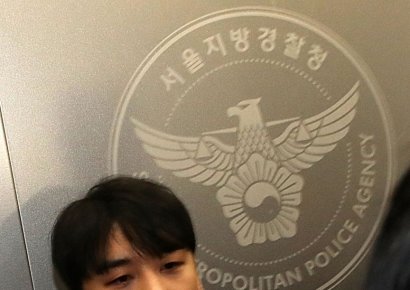'성접대 의혹' 승리 16시간 조사 뒤 귀가…"입영 연기 신청하겠다"