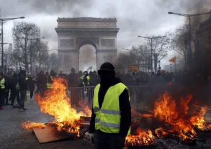佛노란조끼 집회, 파리서 또 폭력사태…마크롱 "단호한 결단 내릴 것"