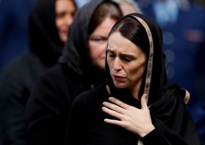 [포토]히잡 쓴 뉴질랜드 총리, 테러 희생자 추모