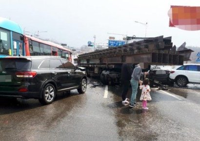 경기도 김포서 빗길에 미끄러진 트레일러, 7대 차량과 충돌