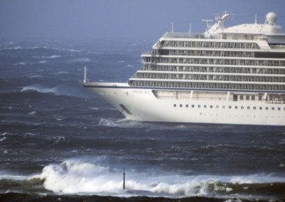 노르웨이 해안서 1300명 탄 크루즈선 고장…기상악화에 구조 난항