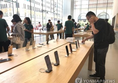 "아이폰 안 켜진다" 가짜 아이폰 3천대 보내 교환받은 중국인 남성