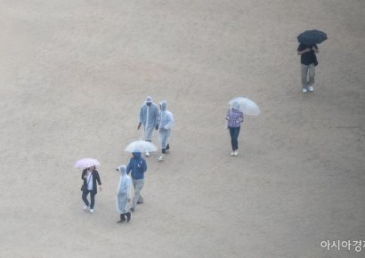 [포토]비오는날 경복궁 찾은 관광객들