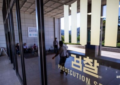 檢, se simuló el arresto y procesamiento de ex ejecutivos mientras se encontraban en una fábrica de semiconductores de Samsung Electronics.