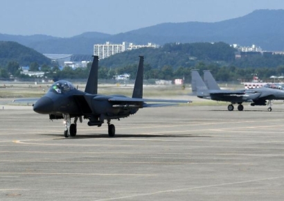 기념 촬영하다 전투기 '쾅'…조종사 8700만원 물어낸다 