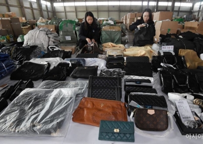 가방 하나에 '수백만원' 나가는데…샤넬백 자주 보이는 이유 있었네