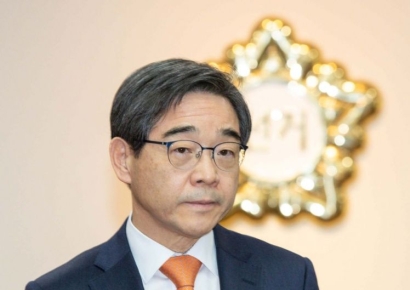 검찰, '대장동 50억 클럽·이재명 재판 거래' 의혹 권순일 소환조사