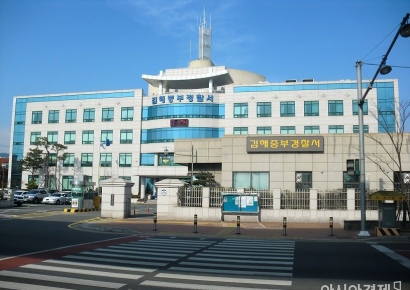 김해 아파트 공사장서 50대 작업자, 굴착기 삽에 치여 숨져
