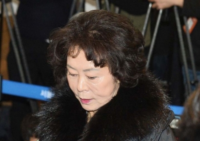 신영자, 롯데지주 등 3사 지분 617억원 매도