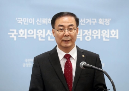 "선관위 사무총장, 선거 앞두고 '세컨드폰'으로 정치인과 연락"