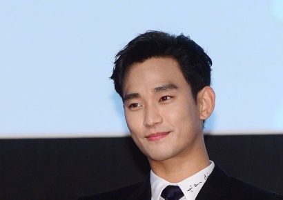 "사진 줄줄이 내리네"…김수현 모델 쓴 기업, 故김새론 교제 논란 '불똥'