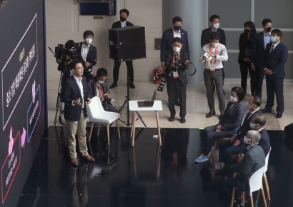 문재인 대통령, 디지털뉴딜 첫 현장 행보 '더존비즈온' 방문