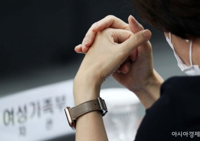 손 잡고 엉덩이 토닥토닥…시아버지 과도한 스킨십에 며느리 난감