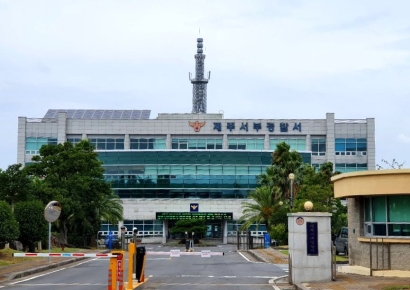 "왜 문 안 열어줘" 아파트배관 타고 전 연인 집 침입한 20대 체포