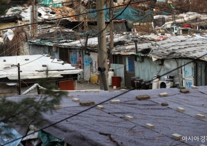 '마지막 판자촌' 강남 구룡마을 주민 6명, 불법 망루 세운 혐의로 연행