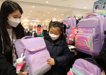 "가죽 소재라더니 폴리에스터였네"…16만원짜리 초등생 가방 '엉터리 라벨' 적발