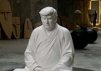 가부좌 틀고 참선하는 트럼프…4년 전 만든 조각상 다시 인기몰이