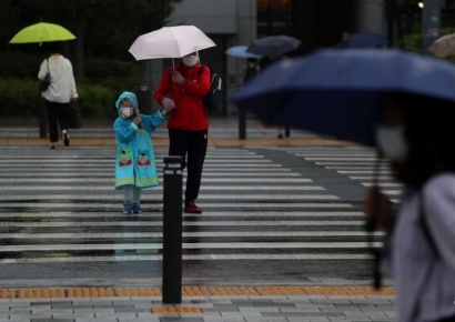 낮 최고기온 30도 늦더위…남부·제주 등 곳곳 비