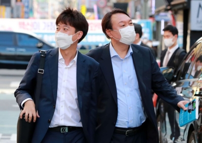 '대통령 부부와 친분' 주장한 명태균…그는 무엇을 손에 쥐고 있나[Q&A]