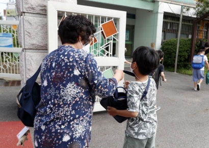 손주 보는 '할마할빠'에 휴가를?…조부모 육아휴가 어떻게 보십니까