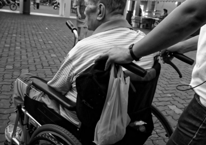 간병인에게 "아파트 물려주겠다" 약속한 中 90대, 재혼 뒤 돌변