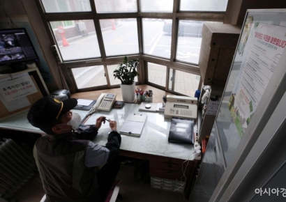 "승강기 강아지 오줌 경비원이 치우면 안되나"…견주 글 입길