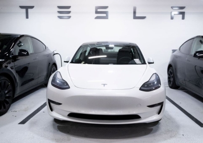 "차 잘라서라도 손녀 구해주세요" 40도 폭염에 아기 갇혀, 또 테슬라 사고