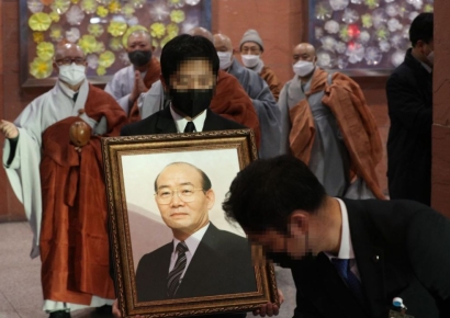 유골함에 담겨 4년째 집안에…묻히지 못한 전두환 유해 '자택 봉안' 검토