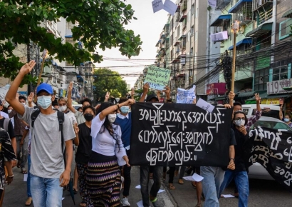 장갑차 지나가는 의사당 앞 에어로빅…미얀마 군사쿠데타 재주목