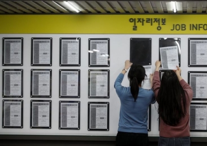 4월 제조업 취업자 6년 2개월 만에 최대폭 감소 (상보)