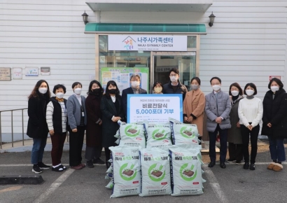 사학연금, 커피박 재자원화 사업...친환경 비료 전달식 참여