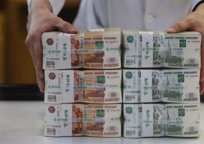 러시아 루블화, 달러 대비 2년여 만에 최저…"은행 제재 여파"