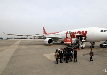 청주행 티웨이항공 기내서 보조배터리 연기…승무원 3명 이송