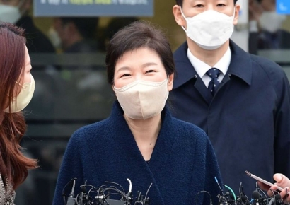 "박근혜 탄핵에 정신적 고통" 헌법재판관 상대 소송 2심도 패소 